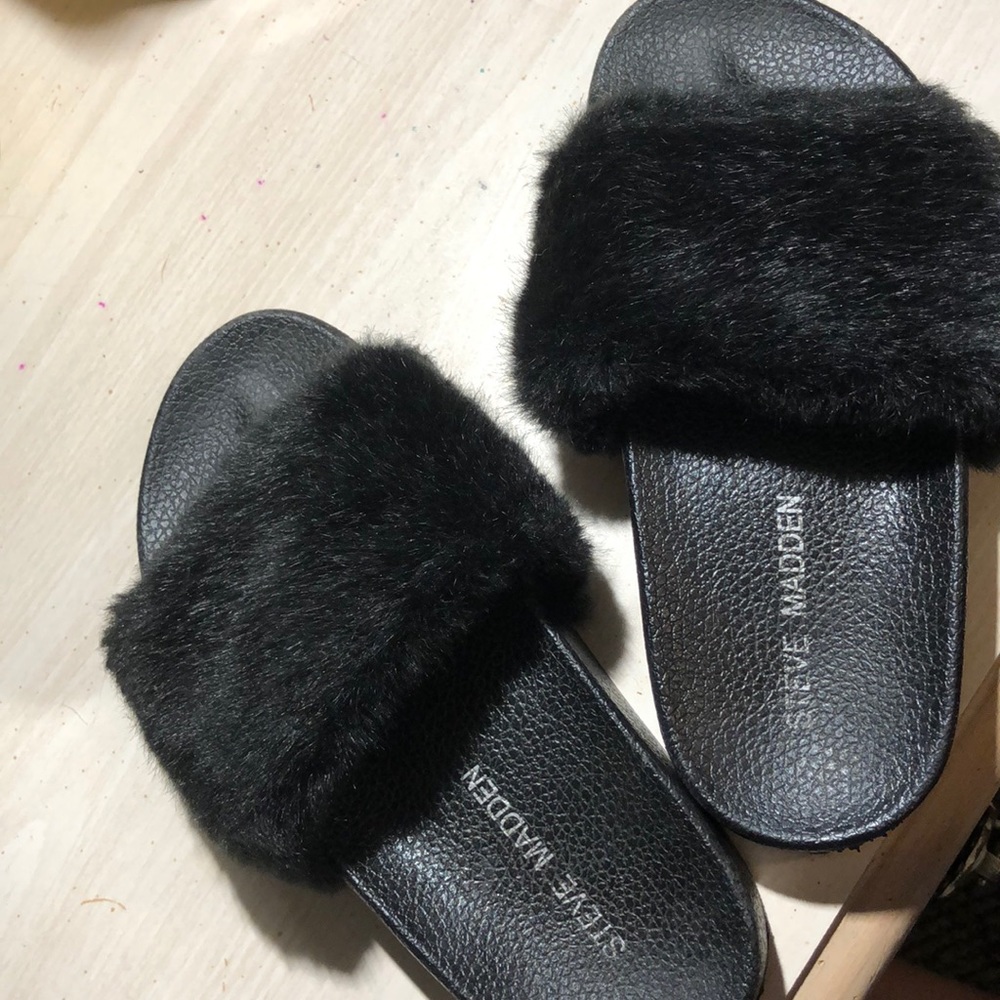black Steve Madden furry slides. size child’s 2
